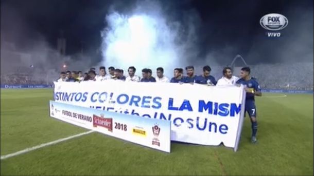 La bandera que portaron antes del Superclásico de verano