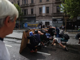 detuvieron al manifestante que habria arrojado una molotov en la marcha contra la reforma laboral detuvieron al manifestante que habria arrojado una molotov en la marcha contra la reforma laboral
