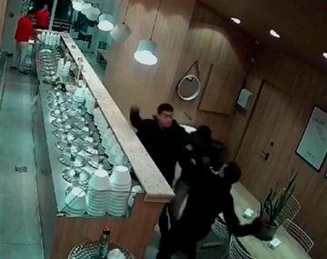 Pelea en una heladería de Mar del Plata: revolearon mesas y sillas