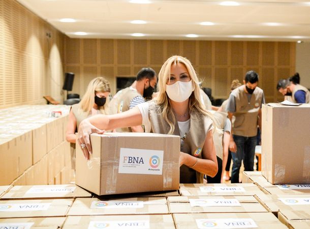 Fabiola Yáñez repartió productos navideños en hogares de niños