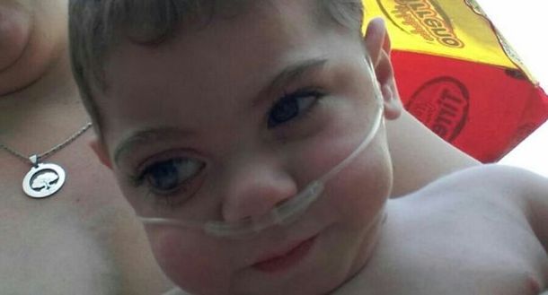 Tiene 2 años, es electrodependiente y su familia pide tarifa social para que pueda respirar