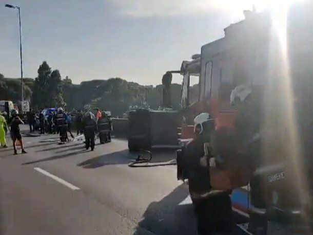 Accidente en Parque Chacabuco: un auto volcó sobre la Autopista 25 de Mayo