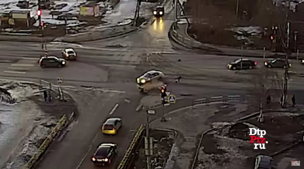 Terrible choque entre un auto y una moto: el conductor sale volando