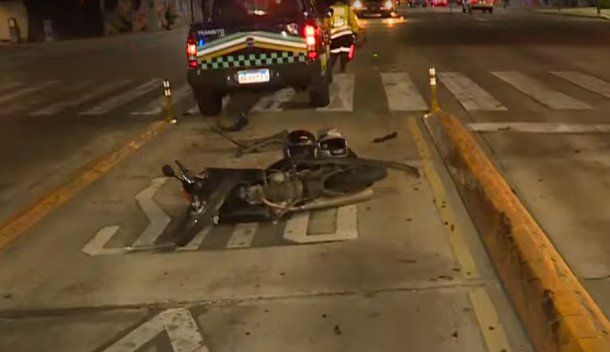 Un motociclista cruzó en rojo y fue embestido por un taxi en Palermo