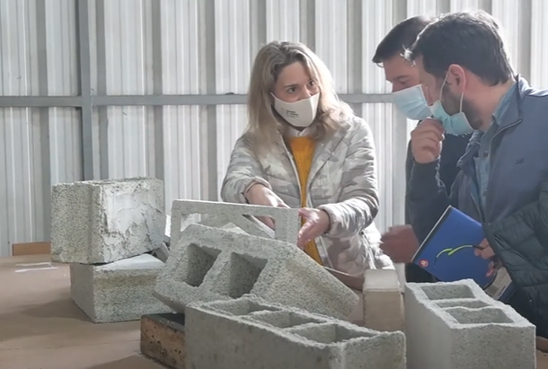 Arenas de Vidrio nació en 2018 con la intención de encontrar una solución para los diversos recipientes de vidrio que son desechados todos los día en Uruguay.