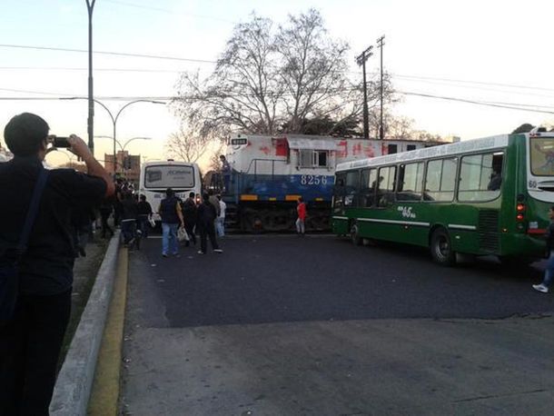 Un tren carguero chocó contra un colectivo en Retiro: hubo tres heridos