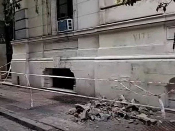 Peligro en Marcelo T. de Alvear y Callao por un principio de derrumbe