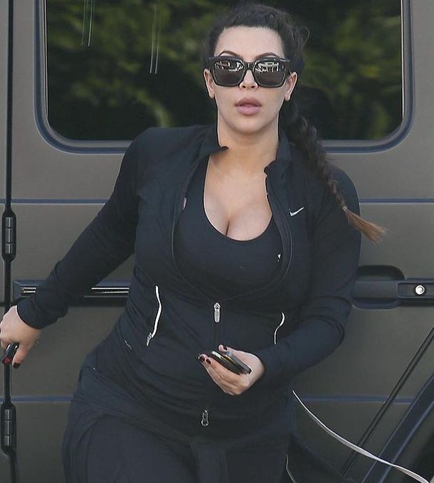 Kardashian con su look de mamita gimnasta