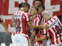 Estudiantes venció a Atlético Tucumán en un partido polémico