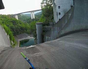 Grabó su caída libre hacia un pozo de agua para ganar un premio