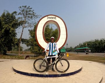 Un ciclista de Bangladesh recorrió 1003 km en honor a Messi