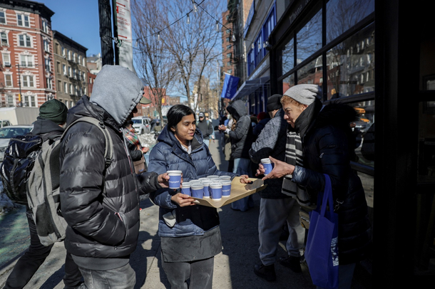 Café huevos, pan, frutas y papel higiénico gratis Café huevos, pan, frutas y papel higiénico gratis