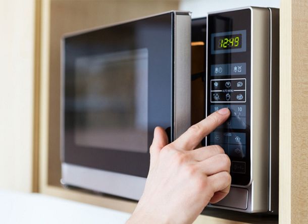 Publicó una foto para vender su microondas pero no notó un pequeño detalle