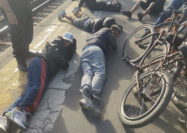 Batalla campal en el Tren Sarmiento terminó con varios detenidos: Pegale un tiro...