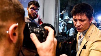 asi fue la secuencia completa del gesto intimidante de santiago caputo a un fotografo en el debate porteno asi fue la secuencia completa del gesto intimidante de santiago caputo a un fotografo en el debate porteno