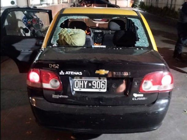 Violencia en Rosario: un sicario atacó a balazos un taxi e hirió a tres pasajeros