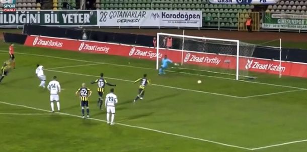 ¿Qué quiso hacer? El brasileño Dodó pateó un penal que rozó el ridículo