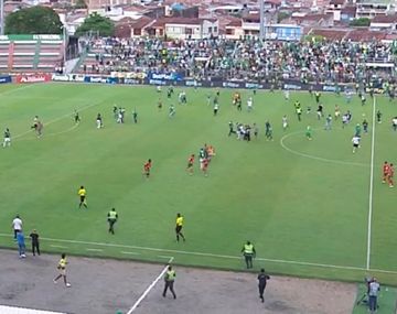 Hinchas de Deportivo Cali invadieron la cancha: agredieron a Teo Gutiérrez y a sus compañeros