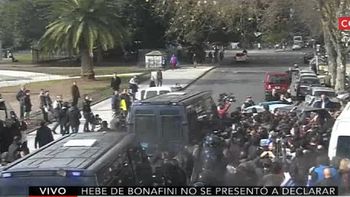 video: el momento en que hebe de bonafini se retira en camioneta y por la vereda video: el momento en que hebe de bonafini se retira en camioneta y por la vereda
