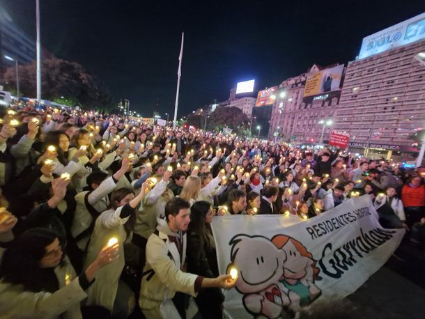 Masiva marcha de velas de residentes del Hospital Garrahan en el Obelisco contra el ajuste