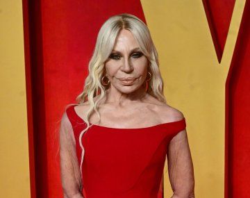 Donatella Versace deja la dirección de la lujosa marca de ropa