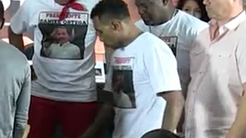 boxeo: en pleno pesaje, un boxeador le toco la cola a la novia de su rival y terminaron a las pinas boxeo: en pleno pesaje, un boxeador le toco la cola a la novia de su rival y terminaron a las pinas