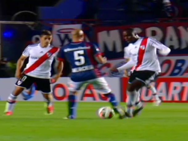 El defensor de River que quiere el Barcelona tiró un caño perfecto