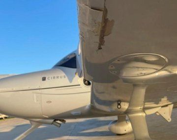 Atacaron a botellazos a un avión mientras despegaba