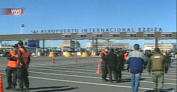 Un piquete en la puerta del aeropuerto de Ezeiza impide el ingreso de pasajeros