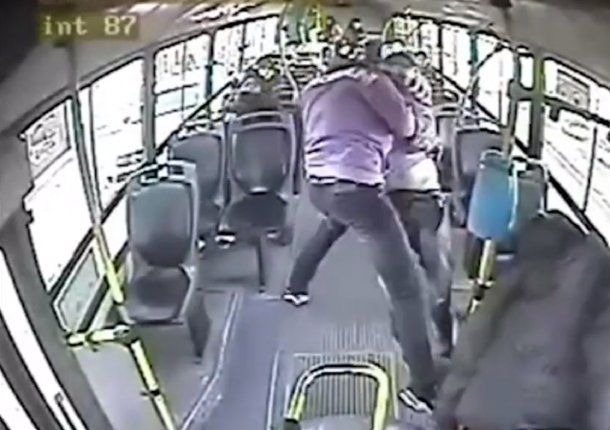 Video: un pasajero borracho atacó a un colectivero y recibió una paliza