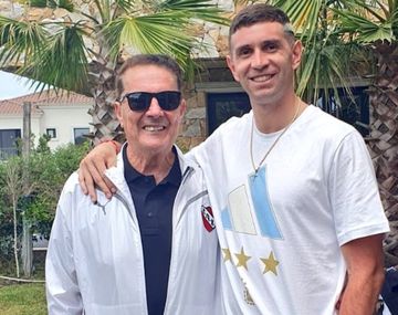 El mensaje de Dibu Martínez a los hinchas de Independiente y la foto con Pepe Santoro