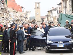 El papa Francisco visita la zona cero del terremoto en Amatrice, Italia El papa Francisco visita la zona cero del terremoto en Amatrice, Italia