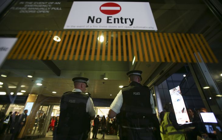 Miedo en Londres por el incidente químico en el aeropuerto