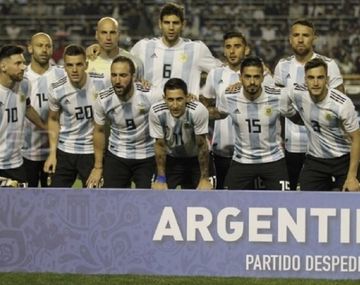Insólito: ¿Messi homenajeó a un jugador de la Superliga en la foto previa al duelo con Haití?