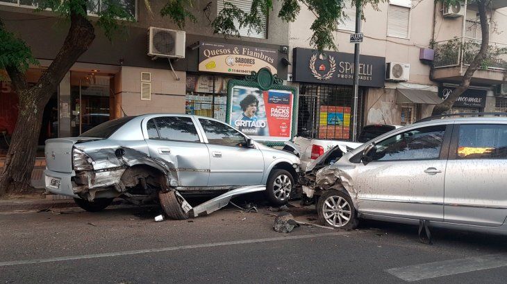 Mañana de choques en AMBA: autos estacionados embestidos en Boedo y un Renault 12 incendiado en Acceso Oeste