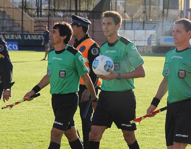 Un árbitro denunció que intentaron sobornarlo en un partido de la B