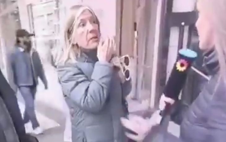 Furia en móvil de El Trece: mujer estalló con insultos contra Milei y la cronista