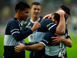 con 10 jugadores desde el comienzo, gimnasia le gano a velez en el bosque con 10 jugadores desde el comienzo, gimnasia le gano a velez en el bosque