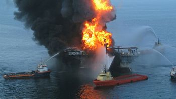 La explosión del pozo petrolero Ixtoc I, al sur del Golfo de México en 1979, produce el derrame más grande en la historia humana: casi un millón de toneladas de petróleo. La explosión del pozo petrolero Ixtoc I, al sur del Golfo de México en 1979, produce el derrame más grande en la historia humana: casi un millón de toneladas de petróleo.