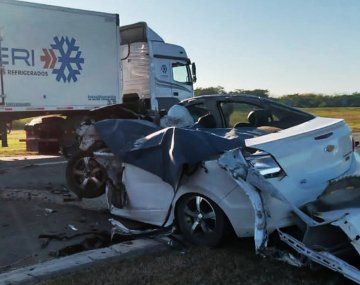 Un auto chocó contra un camión parado en un banquina y murió una familia entera