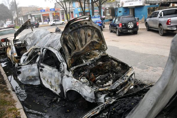 Rosario: delincuentes incendiaron tres autos que estaban en custodia frente a una subcomisaría
