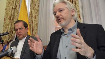assange deja la embajada ecuatoriana en londres assange deja la embajada ecuatoriana en londres