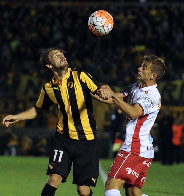 Huracán consiguió un gran triunfo ante Peñarol en Montevideo