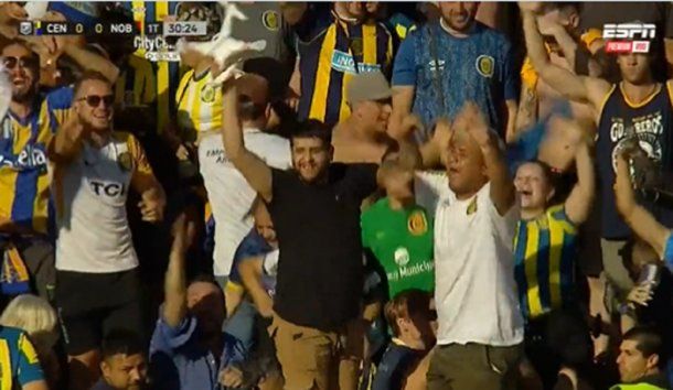 Cayó un dron con una camiseta de Newells en la cancha de Rosario Central y los hinchas lo destrozaron