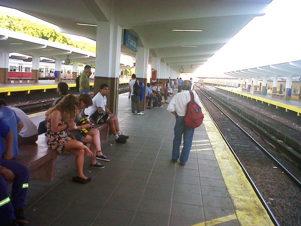 Demoras en el ex ferrocarril Urquiza por una medida gremial