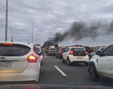 Corte total de manifestantes en la autopista Buenos Aires-La Plata