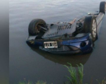 Así quedó el auto en el río