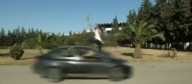 VIDEO: Un hombre saltó sobre un auto y no salió como esperaba