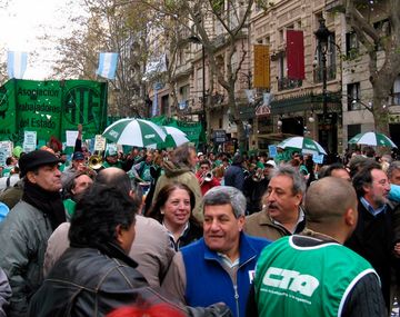 Descontarán los días a los que adhieran al paro