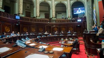 Representantes del gobierno defendieron el nuevo costo al turismo fluvial y marítimo en el Parlamento de Uruguay. Representantes del gobierno defendieron el nuevo costo al turismo fluvial y marítimo en el Parlamento de Uruguay.